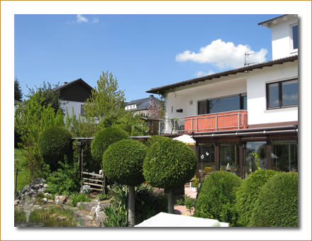 Pension Haus Bergsonne Rückseite Pension Ferienwohnung in Saarburg - Gartenseite